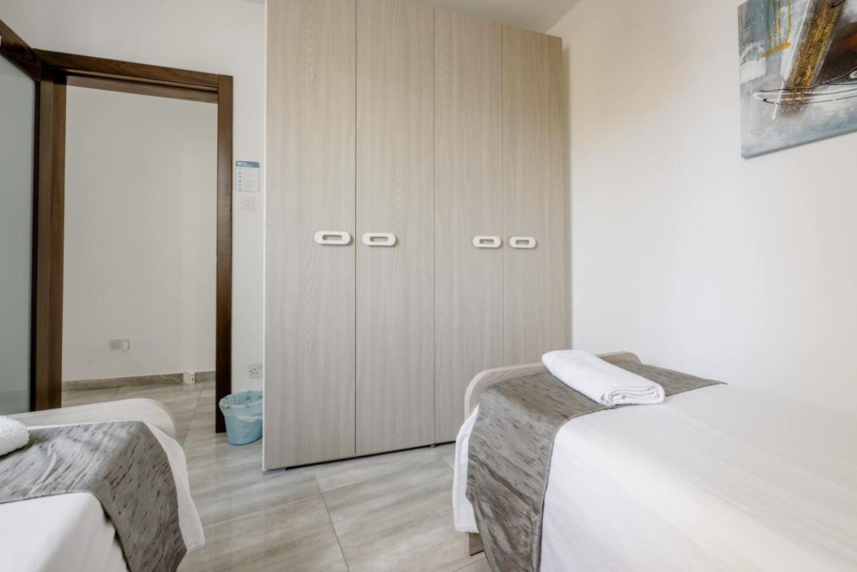 F12 Room 2, Private Room Two Single Beds Privated Bathroom In Shared Flat Msida Esterno foto