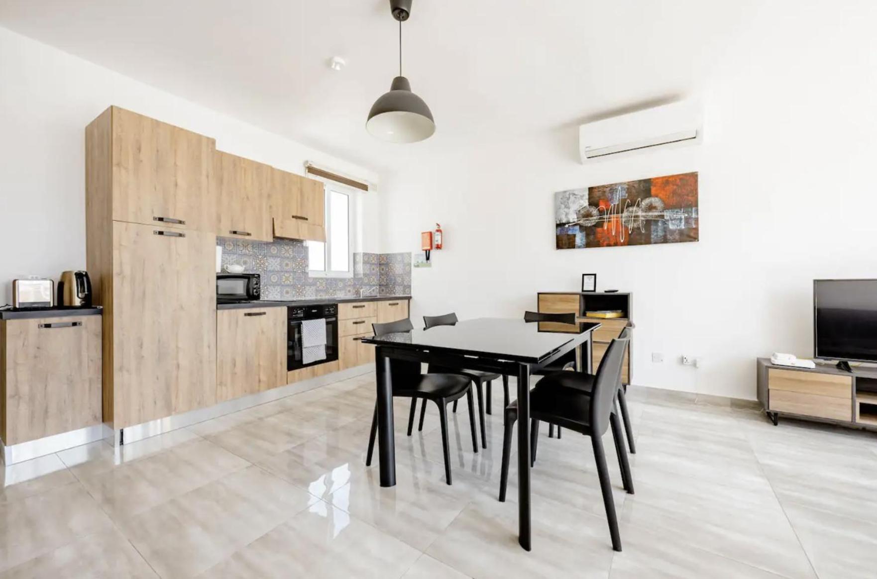 F12 Room 2, Private Room Two Single Beds Privated Bathroom In Shared Flat Msida Esterno foto